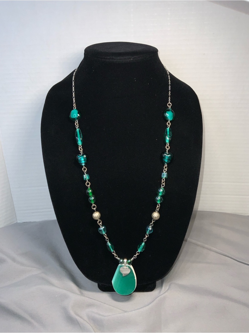Green glass beaded Necklace with Green Pendant W/silver tone Heart 28”